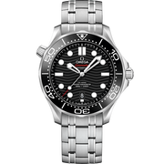 Quadrante nero in ceramica con motivo a onde e indici luminosi dell’Omega Seamaster Diver 300M 42 mm modello 2025 con vetro zaffiro antiriflesso.